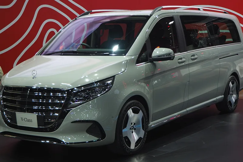 ภาพรถ Mercedes-Benz V-Class คันจริง ใช้ประกอบการเลือกไซซ์ยางให้ตรงรุ่น