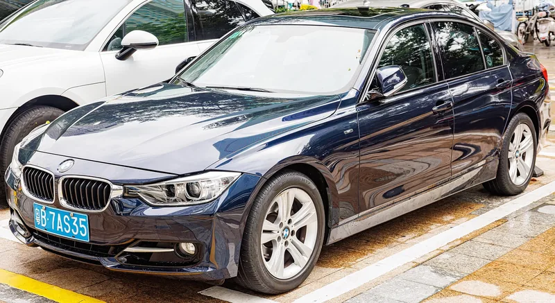 ภาพรถ BMW 3 Series รุ่นเก่า คันจริง ใช้ประกอบการเลือกไซซ์ยางให้ตรงรุ่น