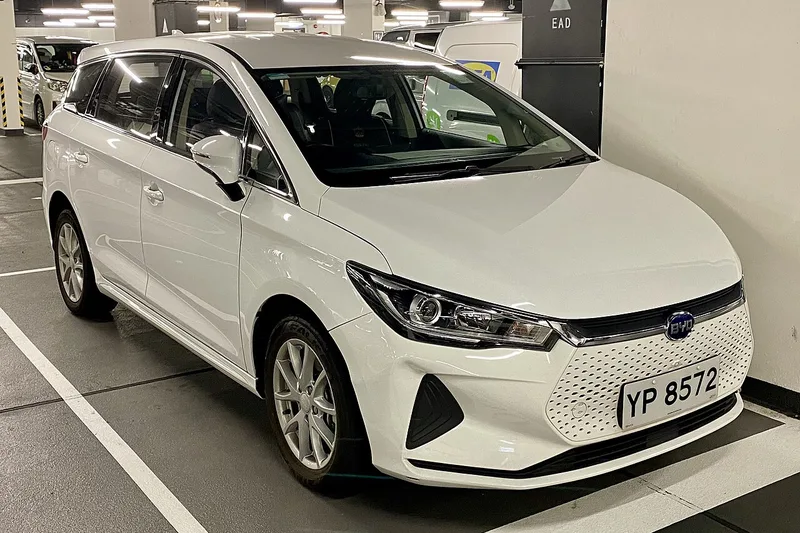 ภาพรถ BYD e6 (2562-2565 / 2019-2022) คันจริง ใช้ประกอบการเลือกไซซ์ยางให้ตรงรุ่น
