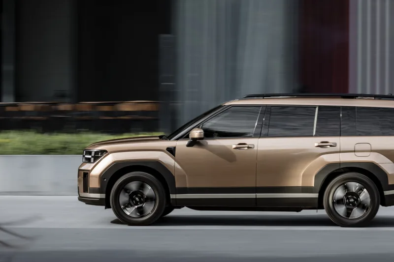 ภาพรถ Hyundai Santa Fe ของแท้จากสื่อทางการของผู้ผลิต ใช้ประกอบการเลือกไซซ์ยางให้ตรงรุ่น