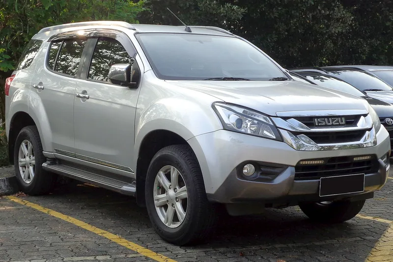 ภาพรถ Isuzu MU-X รุ่นแรก (2013-2020) คันจริง ใช้ประกอบการเลือกรุ่น