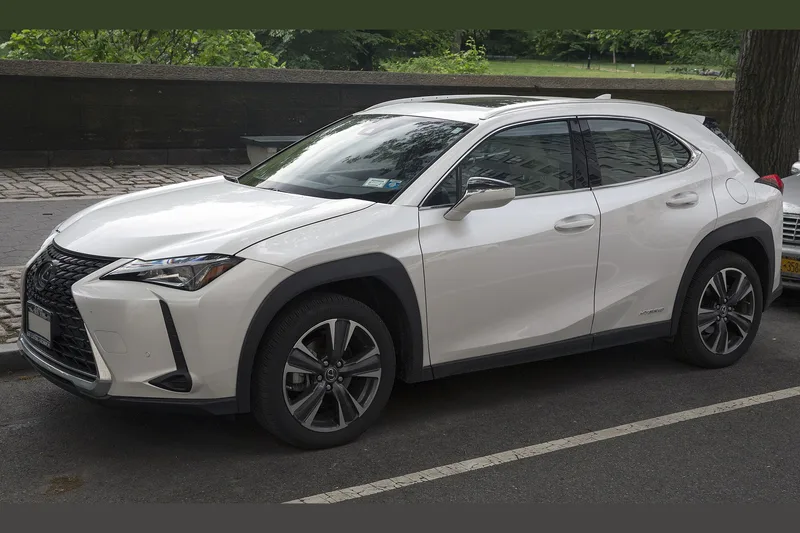 ภาพรถ Lexus UX ตัวถัง ZA10 (2019-ปัจจุบัน) คันจริง ใช้ประกอบการเลือกไซซ์ยางให้ตรงรุ่น