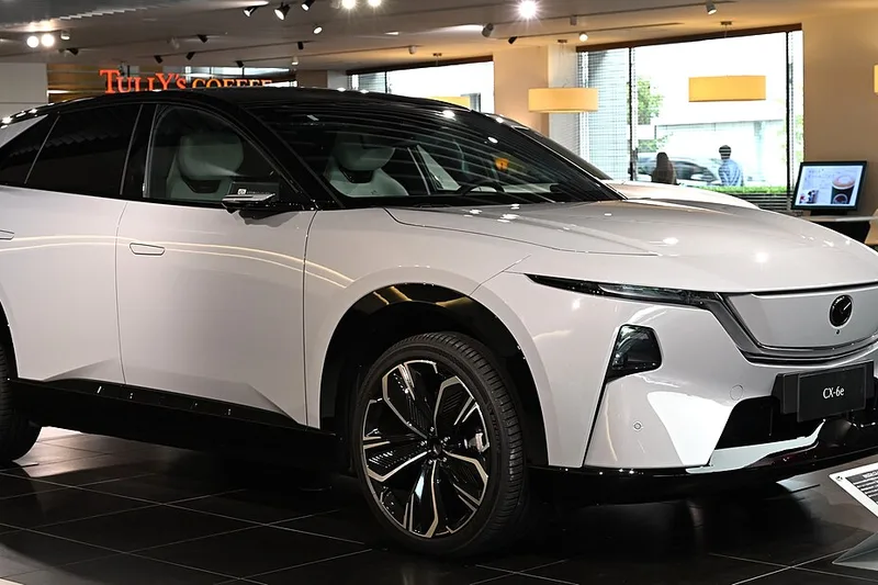 ภาพรถ Mazda CX-6e (2569 / 2026-) คันจริง ใช้ประกอบการเลือกรุ่น
