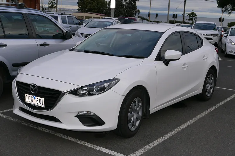 ภาพรถ Mazda3 ตัวถัง BM (2014-2019) คันจริง ใช้ประกอบการเลือกไซซ์ยางให้ตรงรุ่น