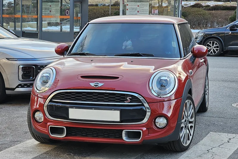 ภาพรถ Mini Cooper Hatch 3 ประตู ตัวถัง F56 (2014-2023) คันจริง ใช้ประกอบการเลือกไซซ์ยางให้ตรงรุ่น