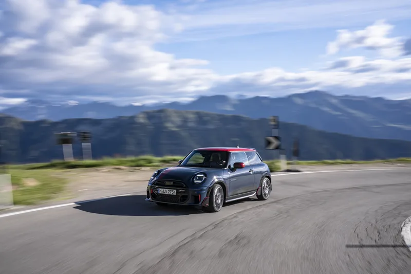 ภาพรถ MINI John Cooper Works ของแท้จากสื่อทางการของผู้ผลิต ใช้ประกอบการเลือกรุ่น