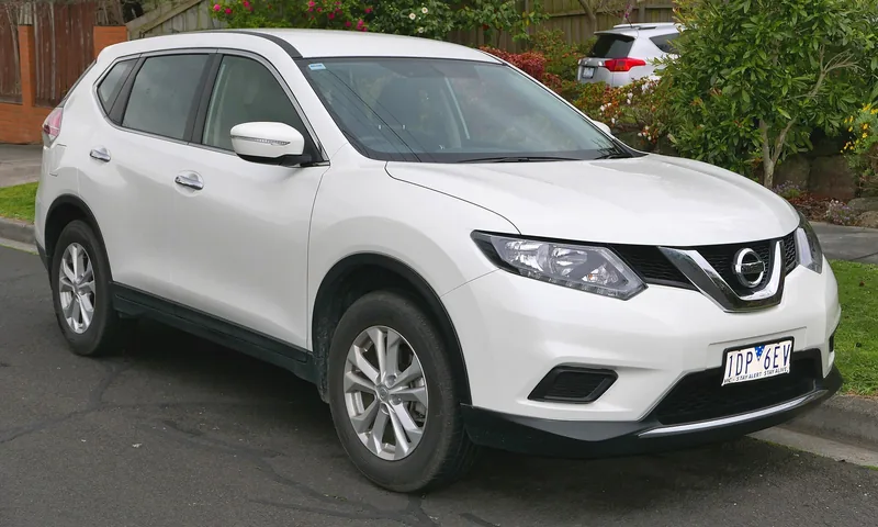 ภาพรถ Nissan X-Trail รุ่นเก่า คันจริง ใช้ประกอบการเลือกรุ่น
