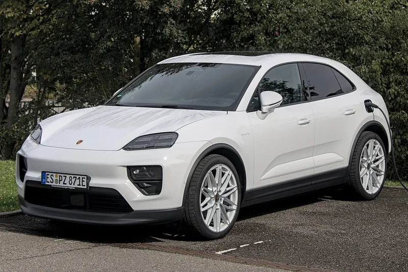 ภาพรถ Porsche Macan Electric (2024-ปัจจุบัน) คันจริง ใช้ประกอบการเลือกไซซ์ยางให้ตรงรุ่น
