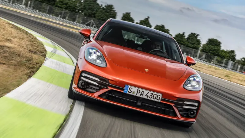 ภาพรถ Porsche Panamera ของแท้จากสื่อทางการของผู้ผลิต ใช้ประกอบการเลือกรุ่น