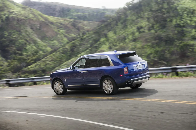 ภาพรถ Rolls-Royce Cullinan ของแท้จากสื่อทางการของผู้ผลิต ใช้ประกอบการเลือกไซซ์ยางให้ตรงรุ่น