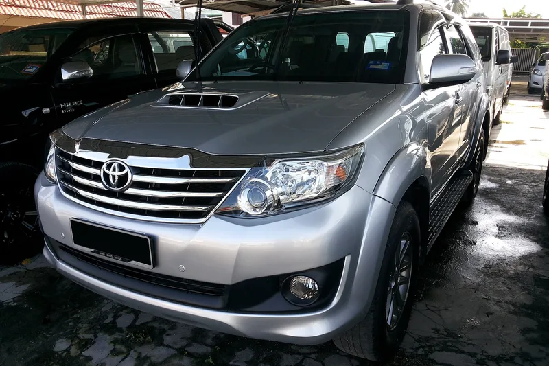 ภาพรถ Toyota Fortuner รุ่นแรก คันจริง ใช้ประกอบการเลือกไซซ์ยางให้ตรงรุ่น