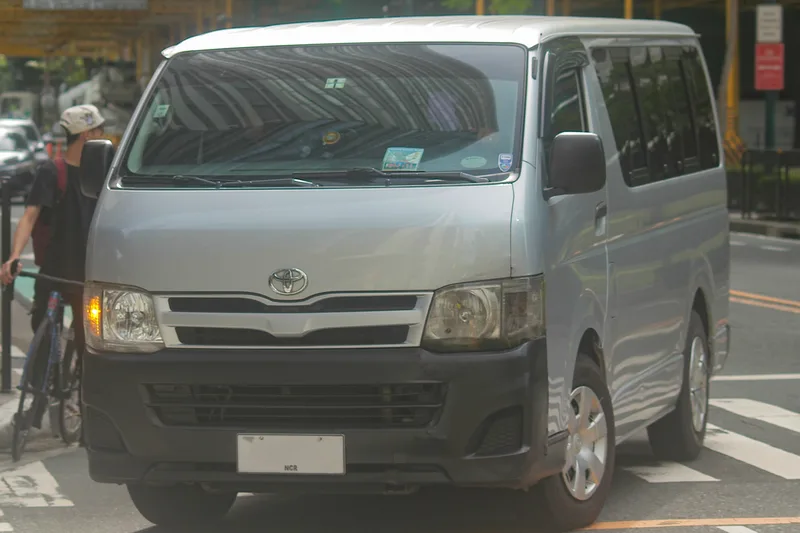 ภาพรถ Toyota HiAce / Commuter H200 (2005-2019) คันจริง ใช้ประกอบการเลือกไซซ์ยางให้ตรงรุ่น