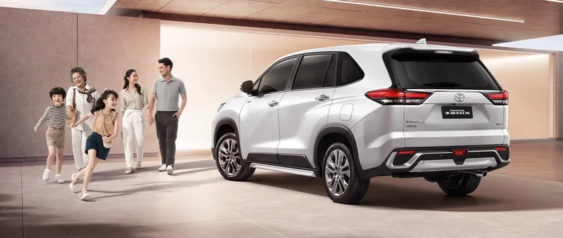 ภาพรถ Toyota Innova Zenix ของแท้จากสื่อทางการของผู้ผลิต ใช้ประกอบการเลือกไซซ์ยางให้ตรงรุ่น