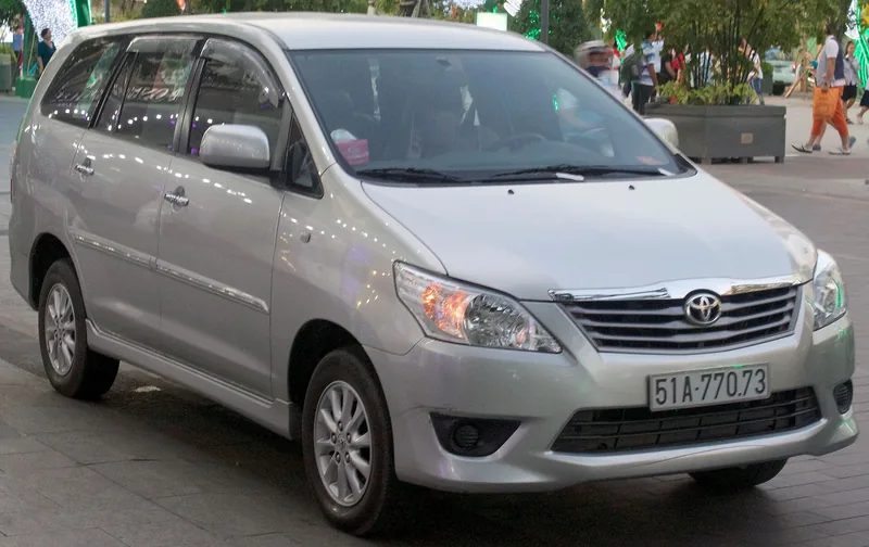 ภาพรถ Toyota Innova คันจริง ใช้ประกอบการเลือกไซซ์ยางให้ตรงรุ่น