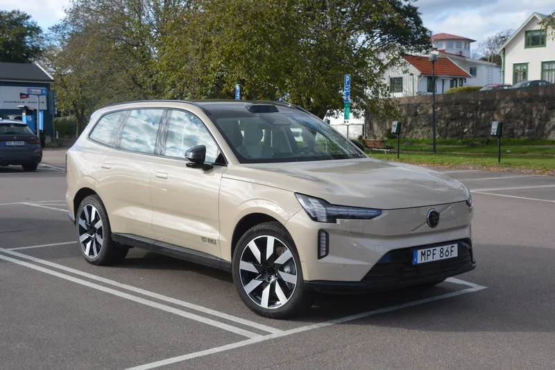 ภาพรถ Volvo EX90 (2025-ปัจจุบัน) คันจริง ใช้ประกอบการเลือกไซซ์ยางให้ตรงรุ่น