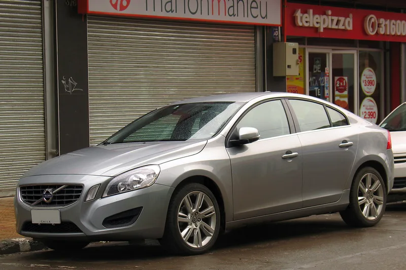 ภาพรถ Volvo S60 รุ่นที่ 2 (2011-2018) คันจริง ใช้ประกอบการเลือกรุ่น
