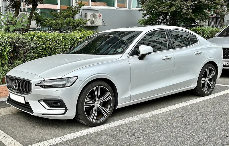 ภาพรถ Volvo S60 คันจริง ใช้ประกอบการเลือกรุ่น