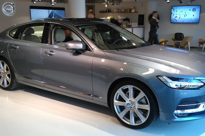 ภาพรถ Volvo S90 ตัวถัง SPA (2017-ปัจจุบัน) คันจริง ใช้ประกอบการเลือกไซซ์ยางให้ตรงรุ่น