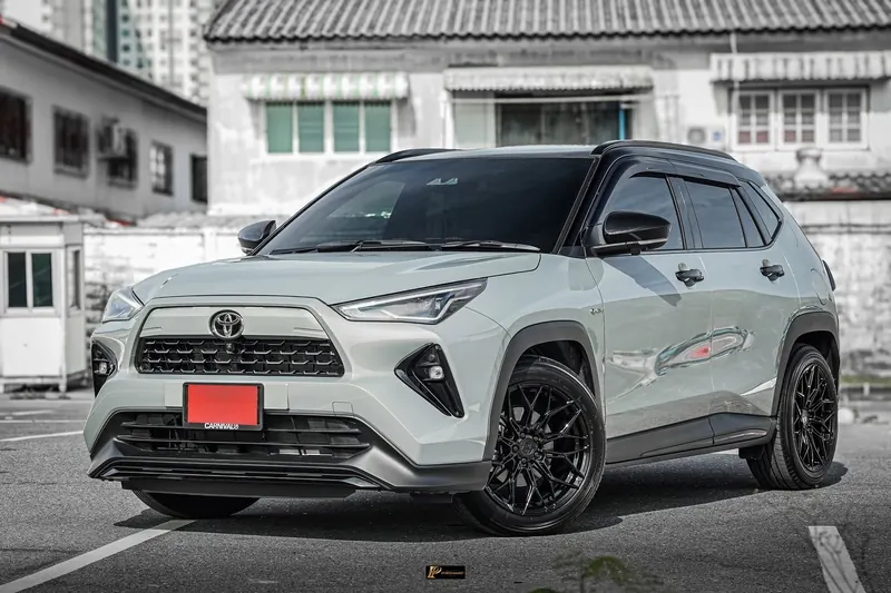 มุมด้านหน้า Toyota Yaris Cross ที่ร้าน TAIRODGROUP งานเปลี่ยนโช้ค Profender DRIFT และล้อ