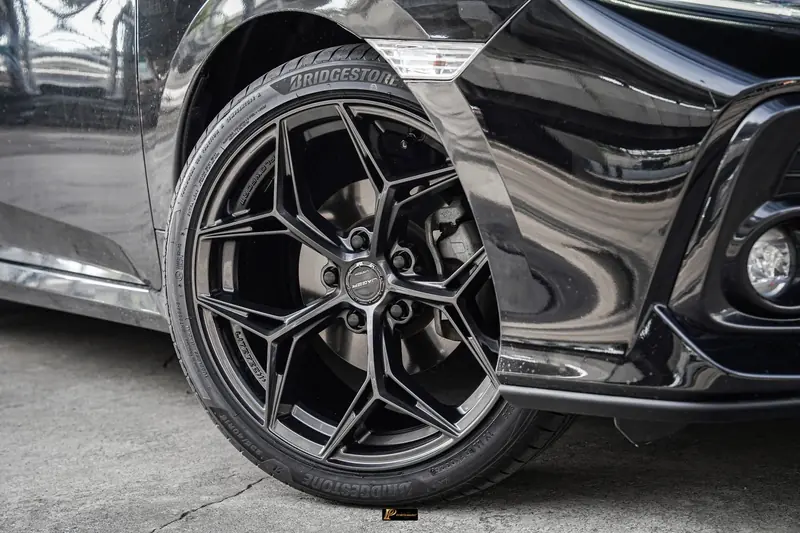 ล้อแม็กสีดำและยาง Bridgestone บน Honda Civic ระยะใกล้