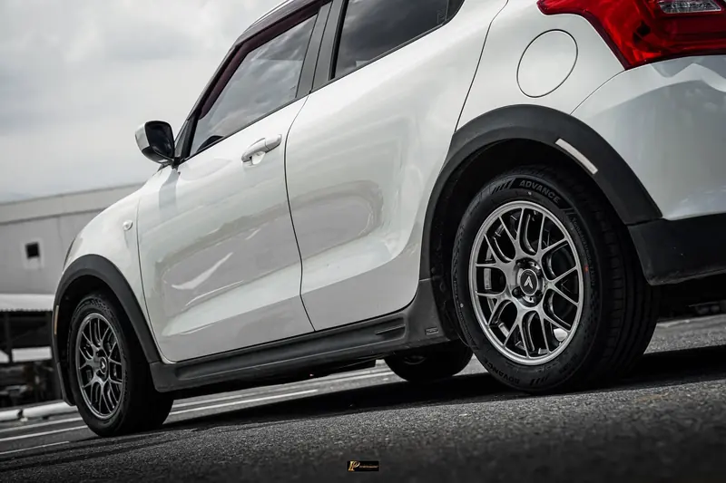 ล้อแม็กและยางใหม่บน Suzuki Swift ระยะใกล้