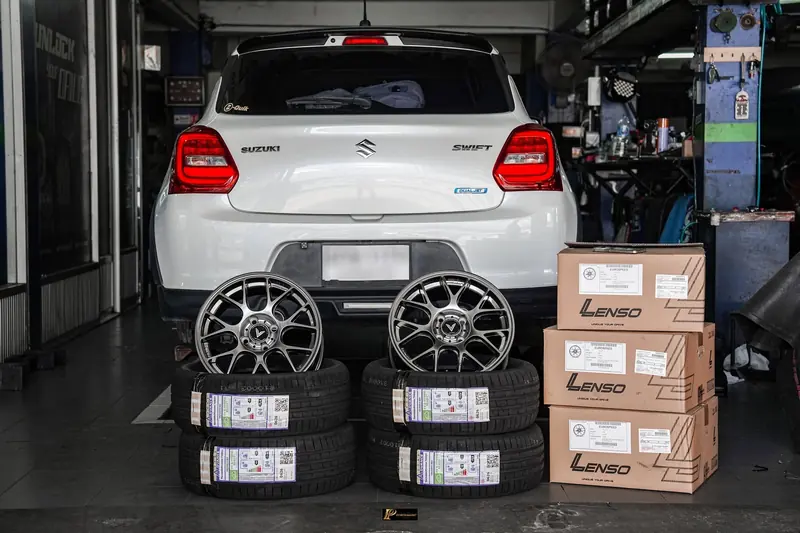 Suzuki Swift ในร้าน TAIRODGROUP พร้อมล้อแม็กและยางใหม่ 4 เส้นก่อนติดตั้ง
