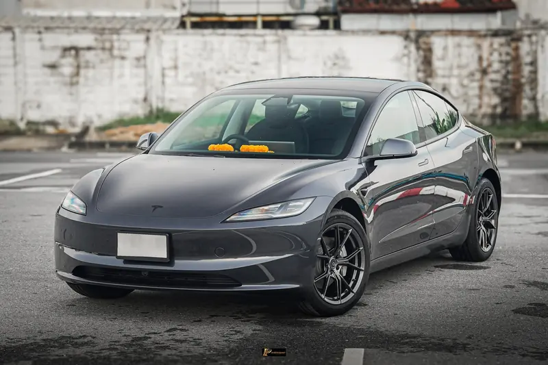 Tesla Model 3 มุมหน้า หลังติดตั้งล้อแม็กและยางใหม่ที่ TAIRODGROUP