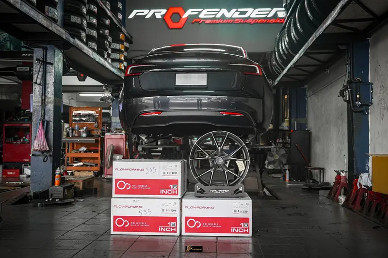 ติดตั้งล้อแม็กและยางให้ Tesla Model 3 ในร้าน TAIRODGROUP นนทบุรี