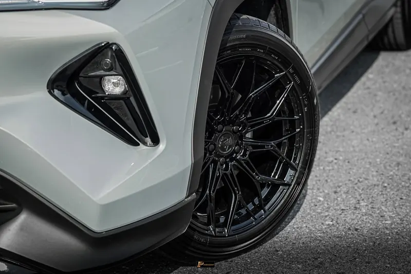 ล้อแม็กสีดำและยางใหม่บน Toyota Yaris Cross ระยะใกล้