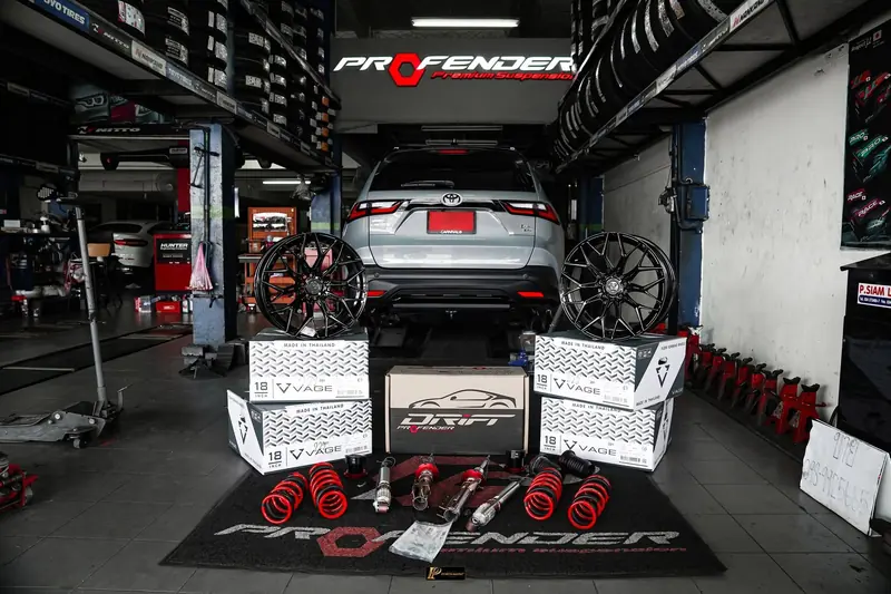 Toyota Yaris Cross ในร้าน ระหว่างติดตั้งช่วงล่าง Profender และล้อแม็กชุดใหม่