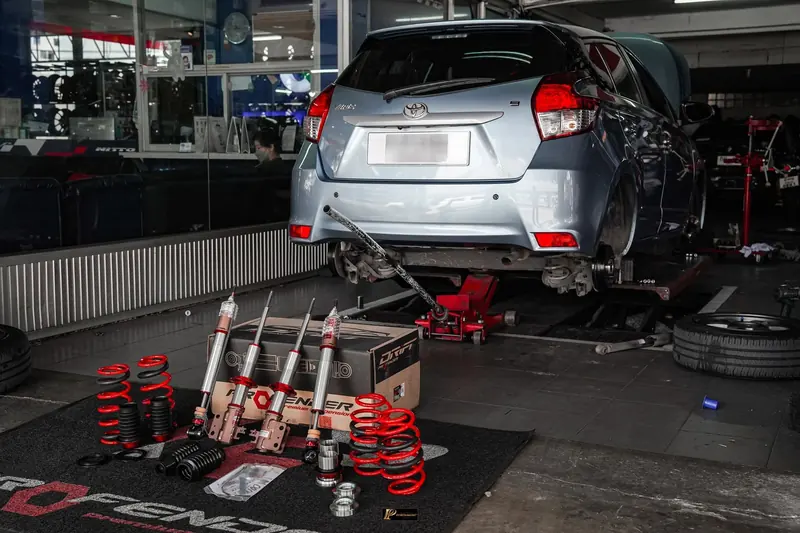 Toyota Yaris แฮทช์แบ็กขึ้นลิฟต์ในร้าน ติดตั้งโช้คอัพ Profender DRIFT
